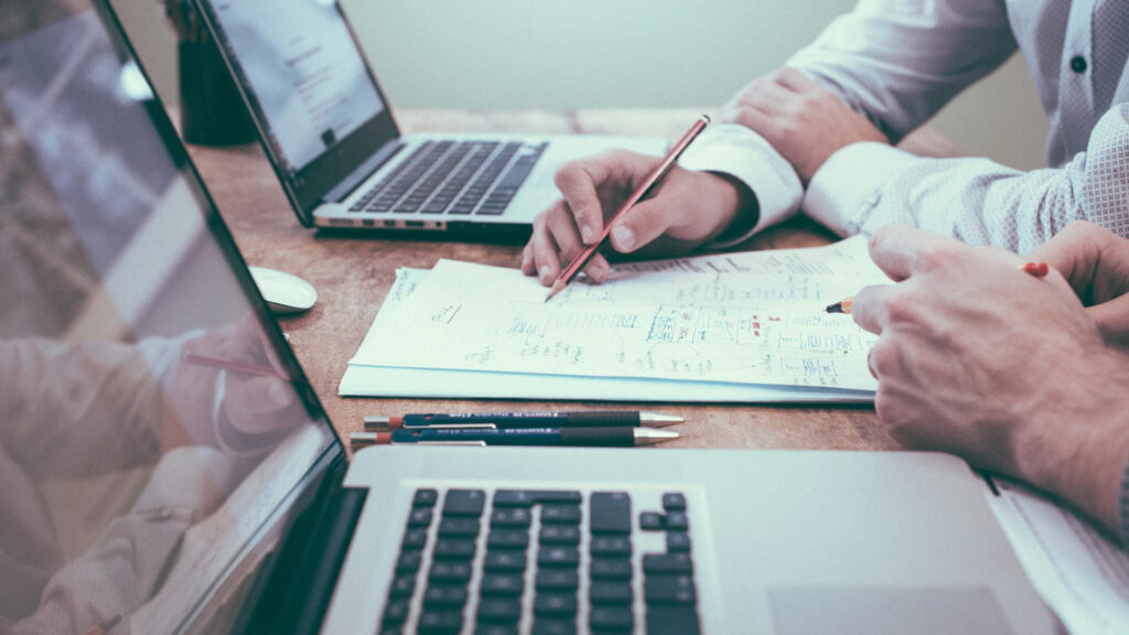 kivutoBook_collaborating_1920x1080