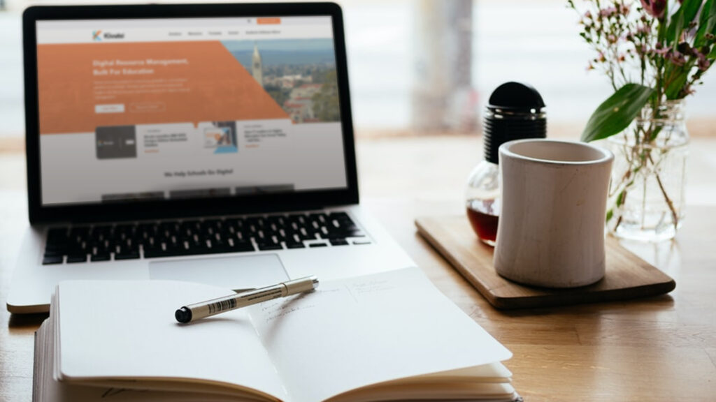 kivutoBook_laptopBGBlur_coffee_1920x1080