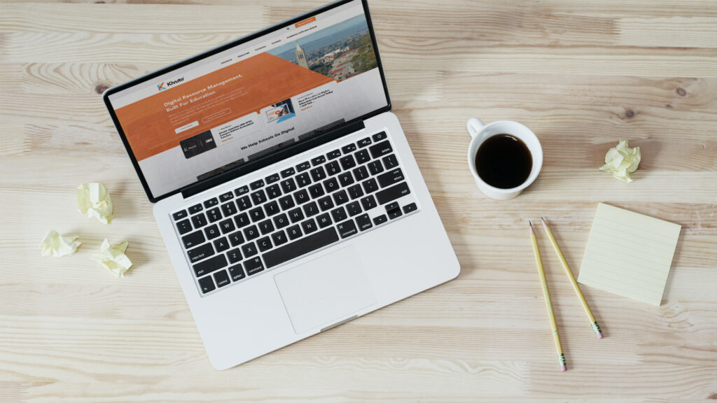 kivutoBook_laptopTopDown_1920x1080