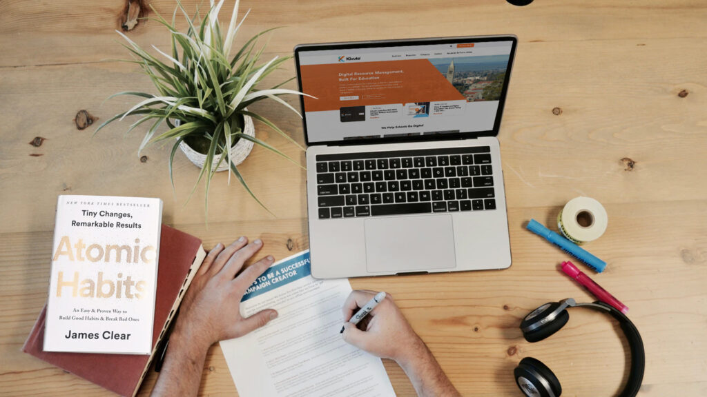 kivutoBook_latopBooks_1920x1080